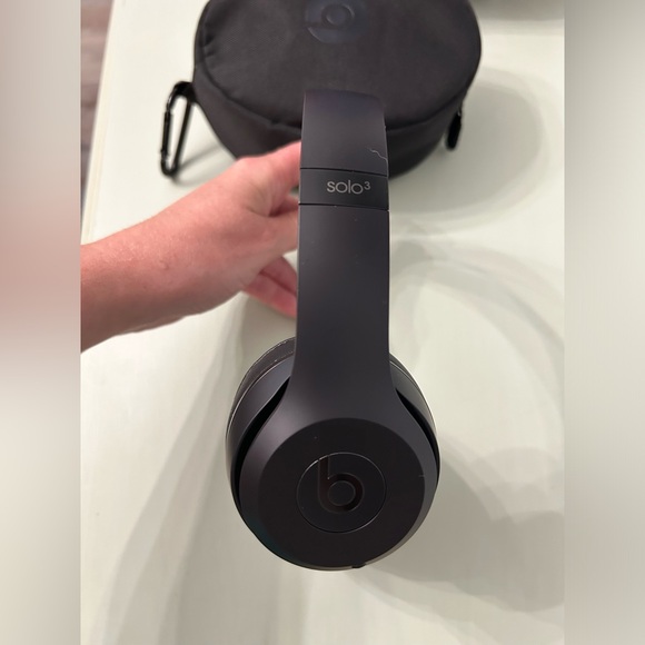 Beats Solo3 Wireless On-Ear Headphones - Picture 3 of 10